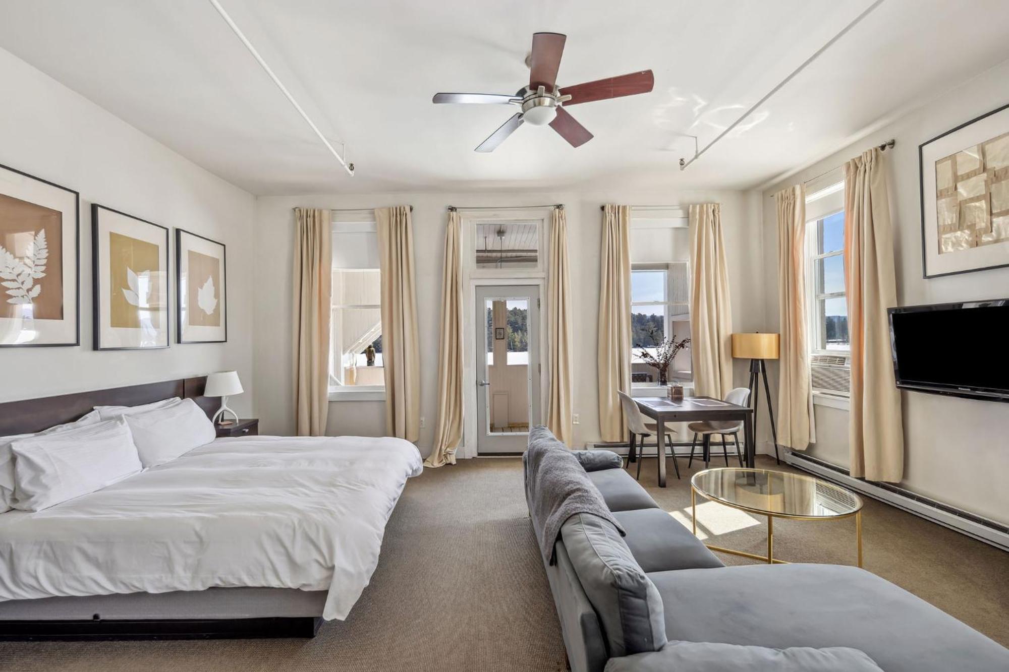 The Haus On Mirror Lake Lake Placid Chambre photo