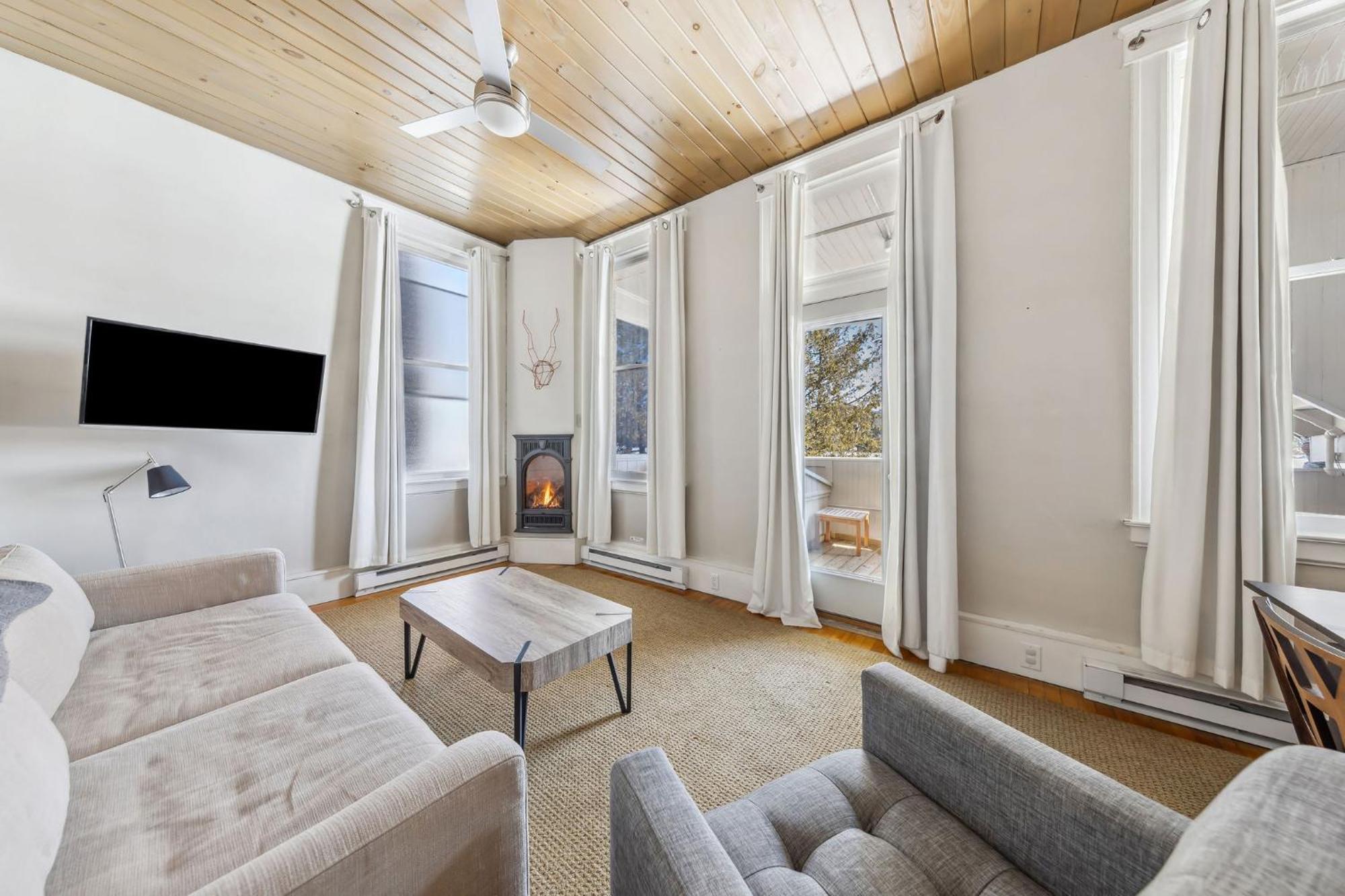 The Haus On Mirror Lake Lake Placid Chambre photo